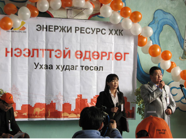 Монголдоо анх удаа уурхайн төслийн үйл ажиллагааг танилцуулах Нээлттэй өдөрлөгийг зохион байгуулж, Өмнөговь аймгийн Цогтцэций, Баян-Овоо, Ханбогд сумдын ард иргэдийг хамруулав.
