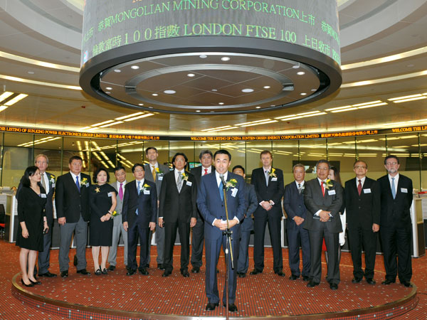 Mongolian Mining Corporation нэрээр Хонконгийн хөрөнгийн биржид хувьцаагаа гаргаж, Монголын компаниудаас анх удаа олон улсын зах зээлд амжилттай хөл тавив.
